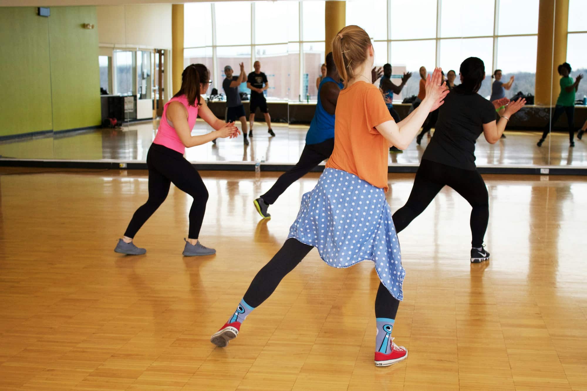 Femmes pendant un cours collectif de fitness au Kube, salle de sport mixte à Nantes